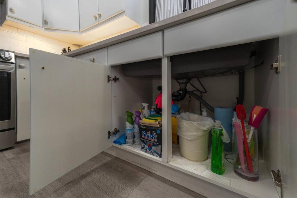 Modern By Airport Holiday home Edmonton