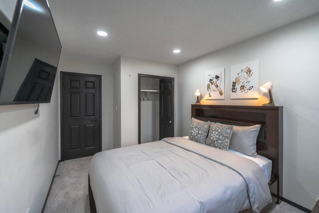 Modern By Airport Holiday home *