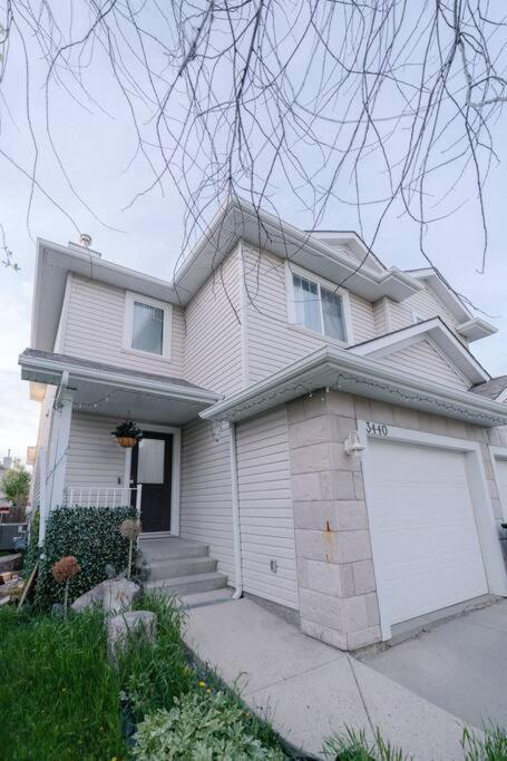 Modern By Airport Holiday home Edmonton